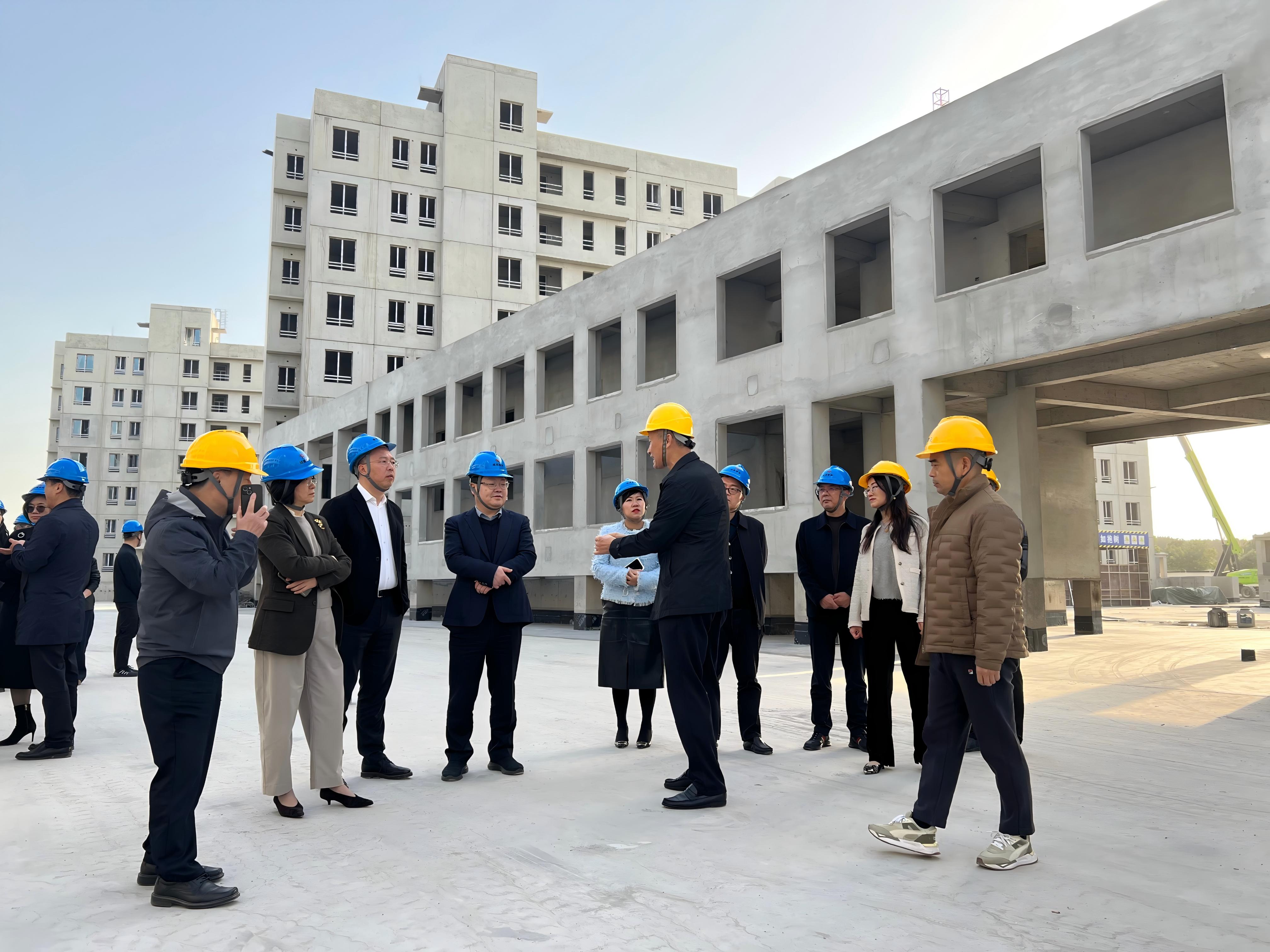 市、区主管领导赴佘山21丘项目实地调研——装配式建筑推动动迁安置房迈向“好房子”新时代(图2)